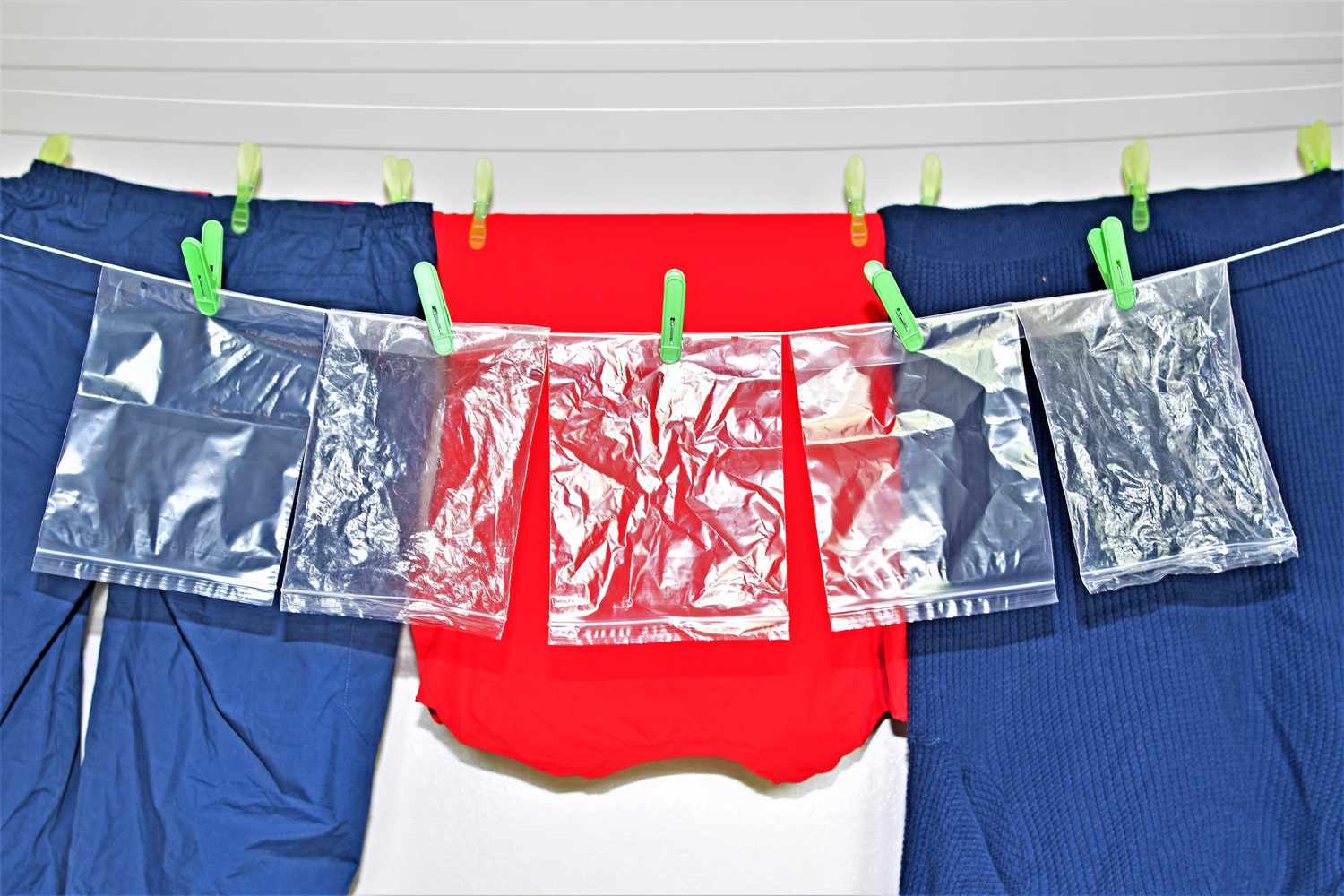 Plastic sandwich bags can be washed and air dried.